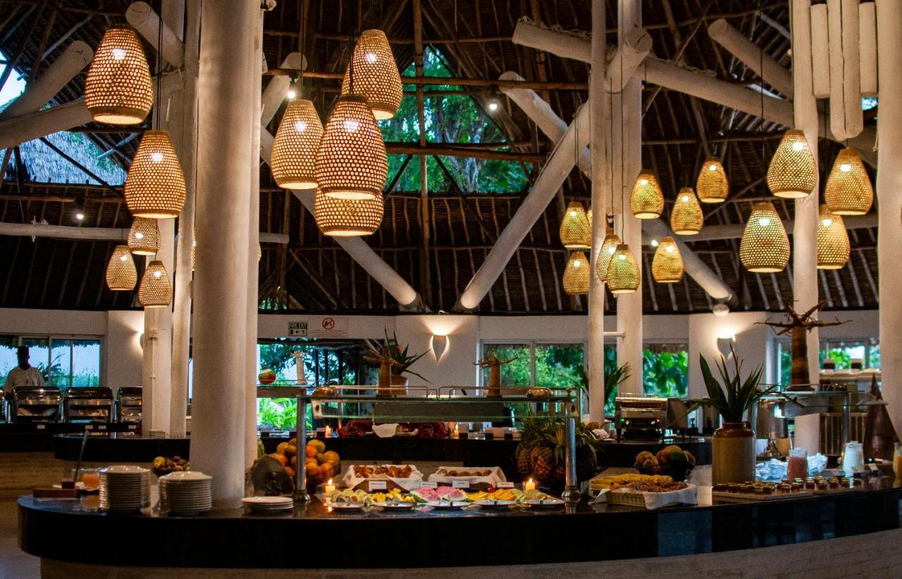 منتجع ليجر لودج بيتش آند جولف شاطئ دياني المظهر الخارجي الصورة The buffet at the resort