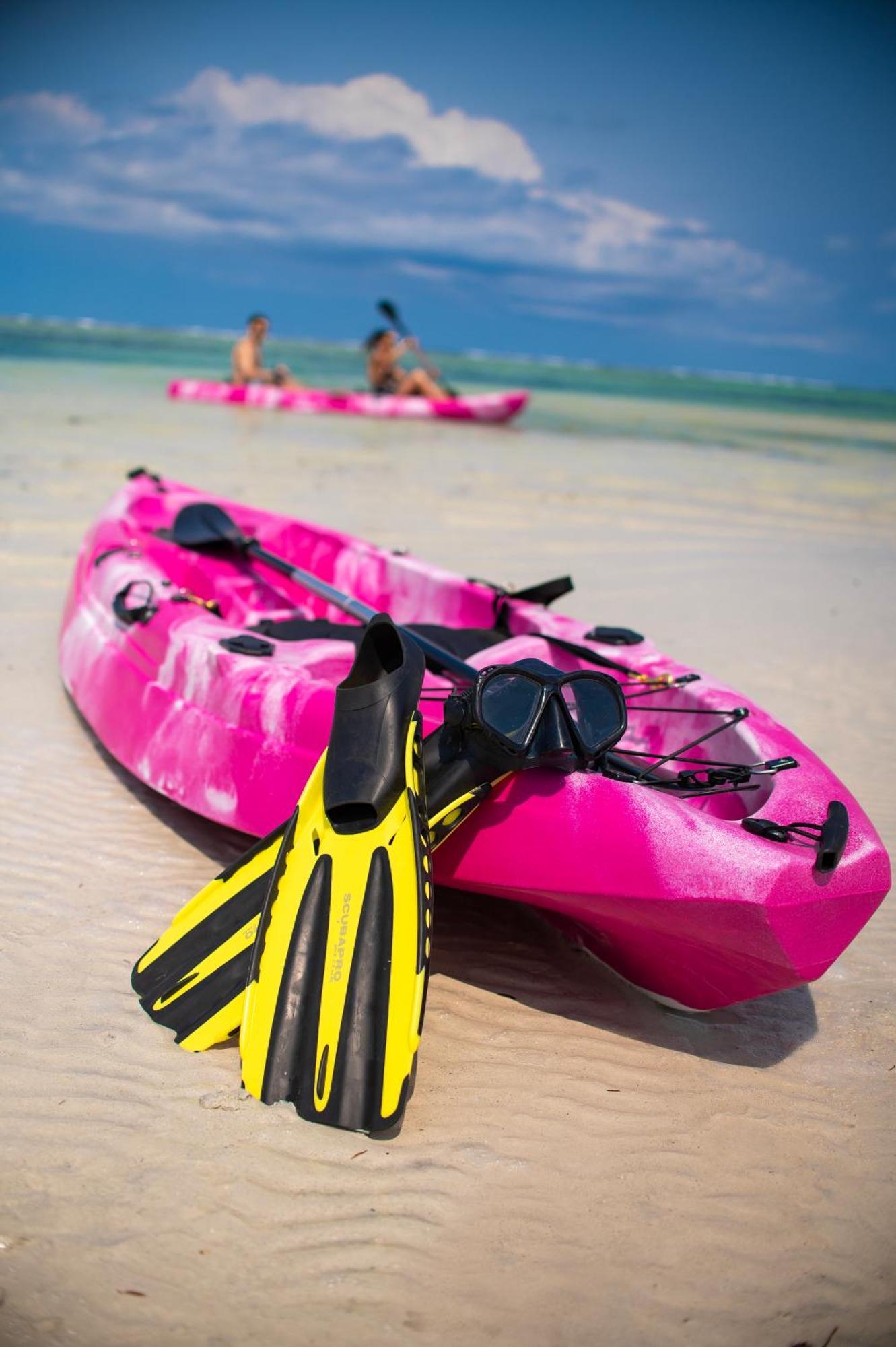 منتجع ليجر لودج بيتش آند جولف شاطئ دياني المظهر الخارجي الصورة A sit-on-top kayak with a pair of flippers