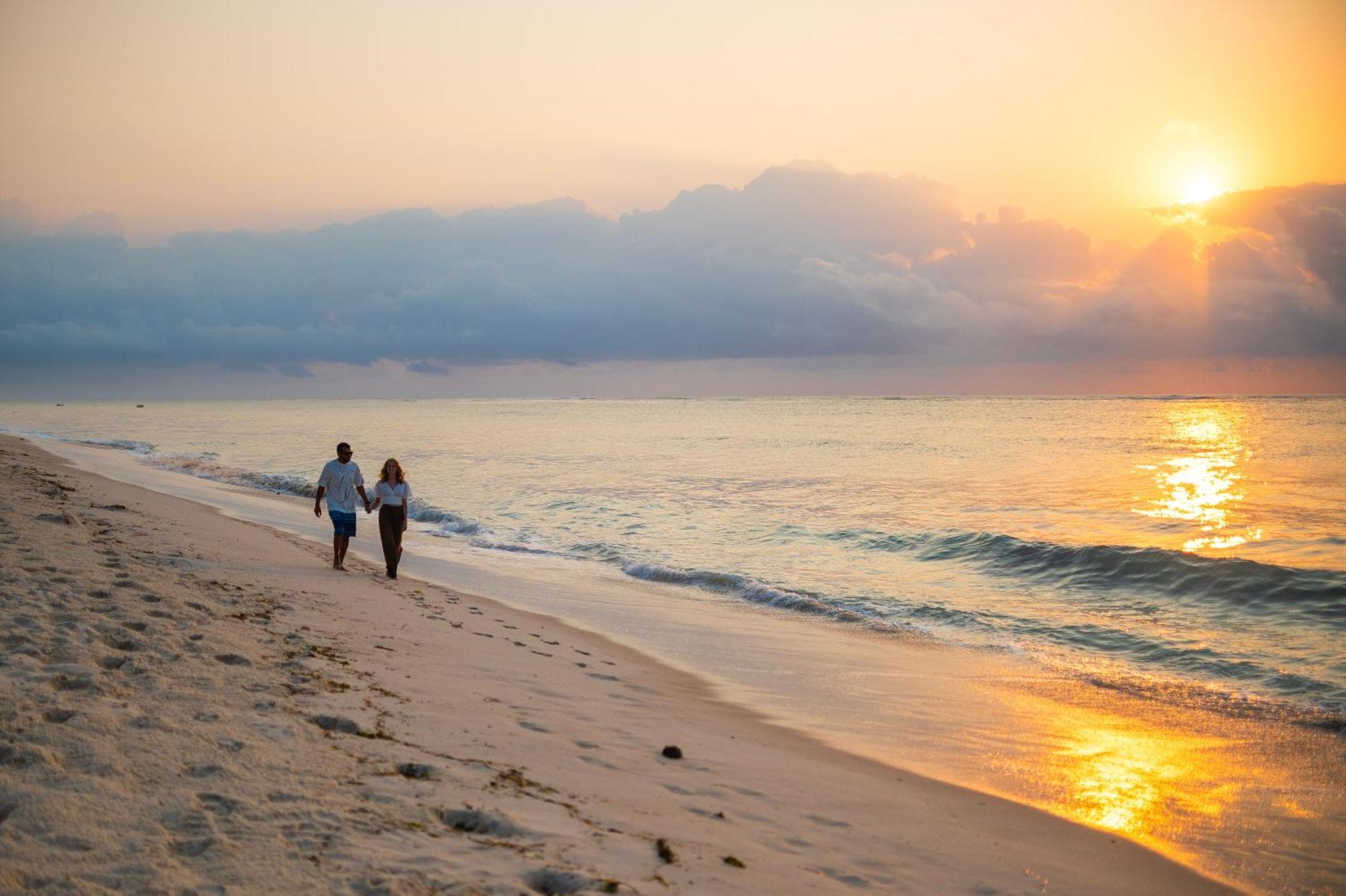 منتجع ليجر لودج بيتش آند جولف شاطئ دياني المظهر الخارجي الصورة Sunset at the beach