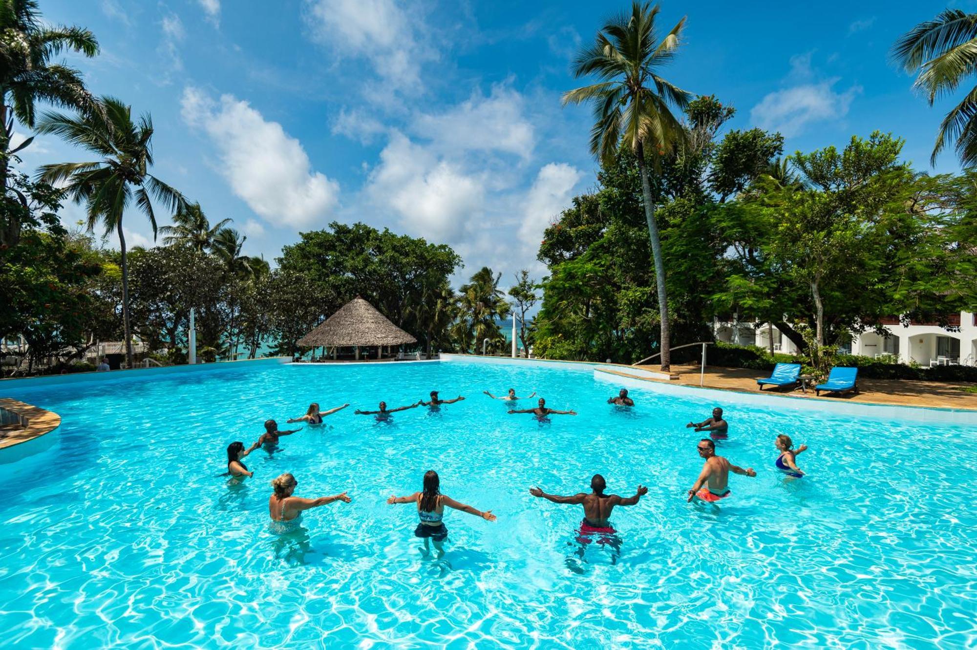منتجع ليجر لودج بيتش آند جولف شاطئ دياني المظهر الخارجي الصورة The pool at the Nyali Beach Resort