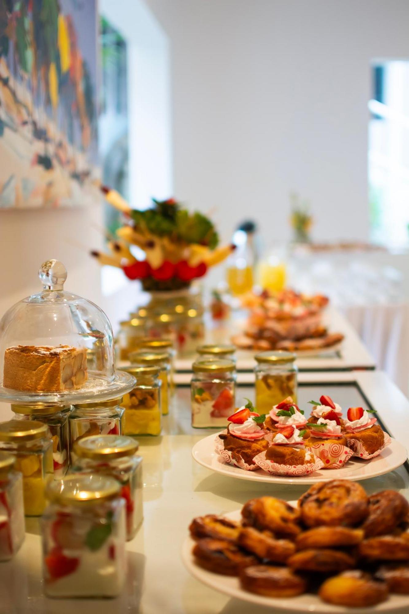 منتجع ليجر لودج بيتش آند جولف شاطئ دياني المظهر الخارجي الصورة A buffet at a hotel