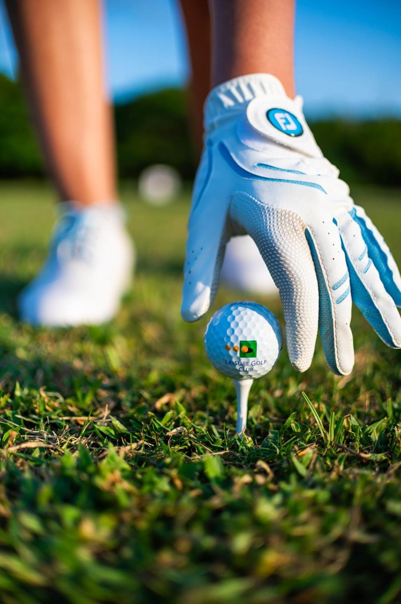 منتجع ليجر لودج بيتش آند جولف شاطئ دياني المظهر الخارجي الصورة Golf ball on a tee